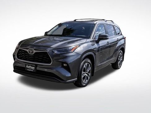 Used 2023 Toyota Highlander XLE AWD/4WD image 13