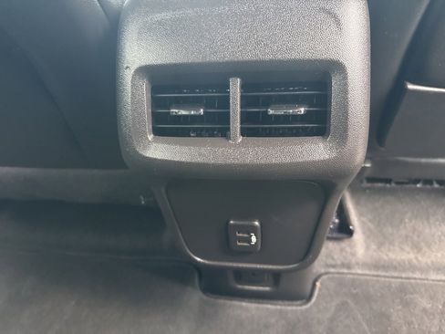 Used 2024 GMC Terrain SLT image 25