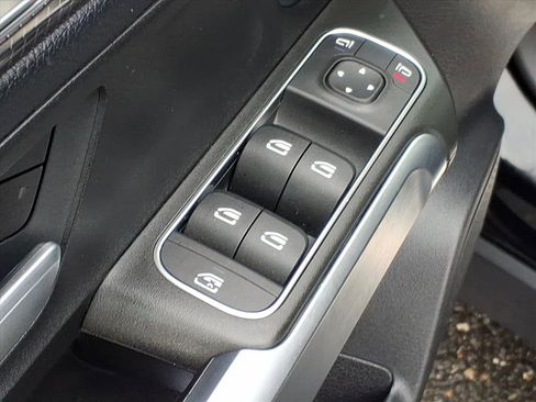 Used 2021 Mercedes-Benz GLB 250 4MATIC image 11