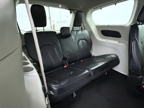 Certified 2022 Chrysler Pacifica Touring-L FWD image 18