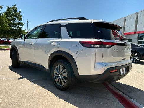 Used 2025 Nissan Pathfinder SV FWD image 8