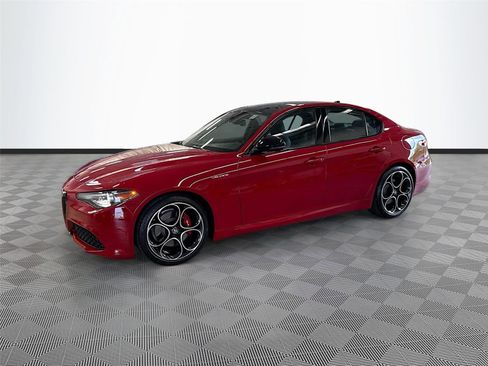 Used 2023 Alfa Romeo Giulia Veloce RWD image 3