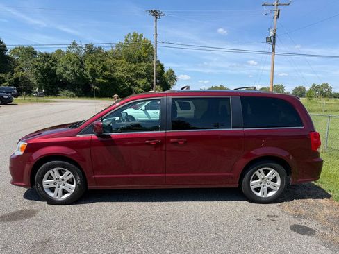Used 2019 Dodge Grand Caravan SXT FWD image 3