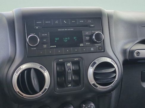 Used 2014 Jeep Wrangler Unlimited Rubicon w/ Connectivity Group image 18