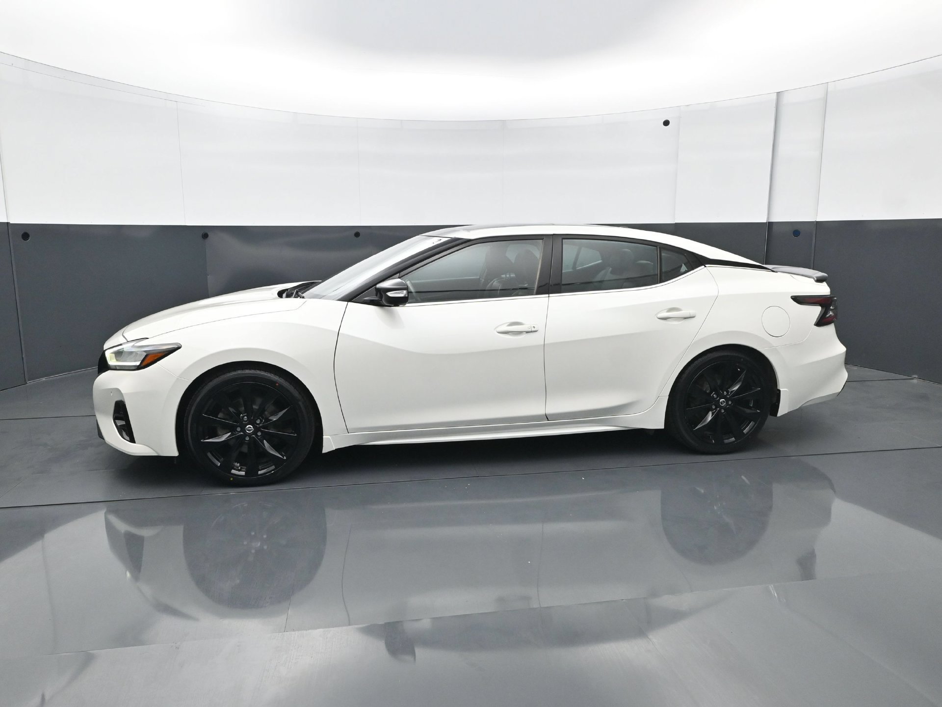 Used 2021 Nissan Maxima SR FWD image 3