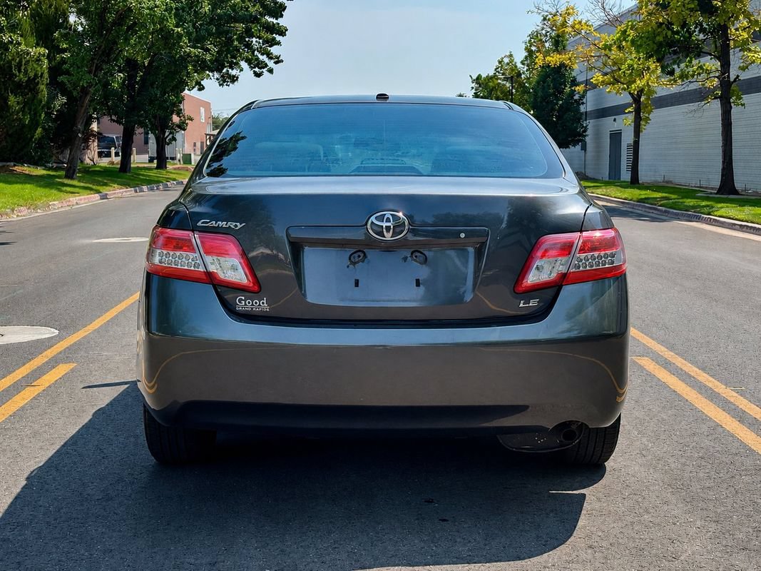 Used 2010 Toyota Camry LE FWD image 4