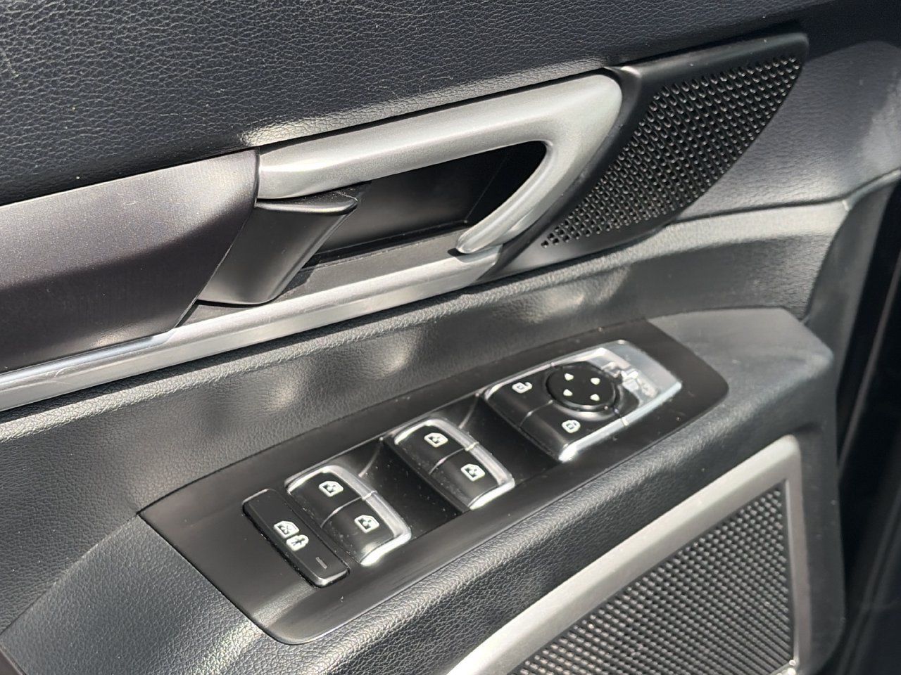 Used 2025 Kia Telluride S FWD image 17