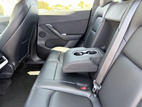 Used 2021 Tesla Model Y Long Range AWD/4WD image 17