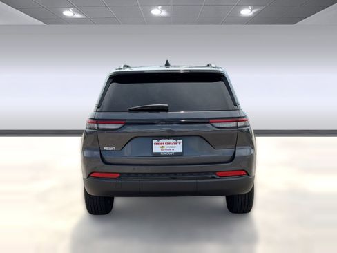 Used 2025 Jeep Grand Cherokee Altitude RWD image 10