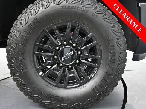Used 2025 Chevrolet Silverado 2500 ZR2 w/ Technology Package image 11