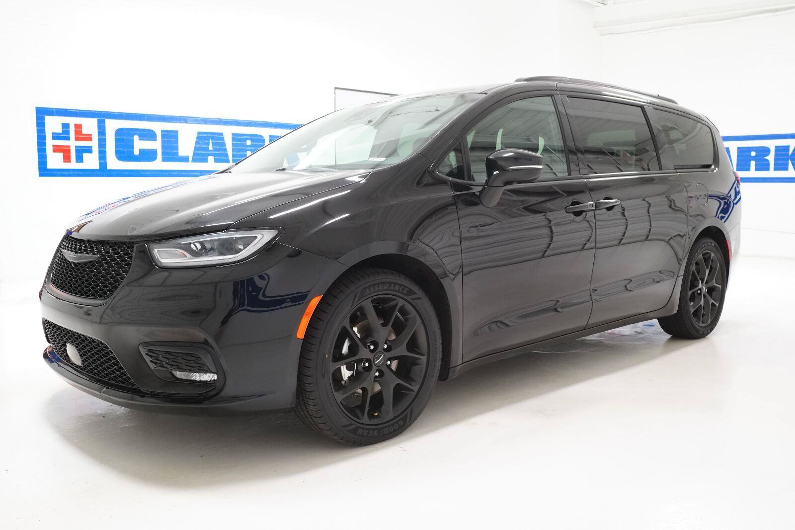 Used 2025 Chrysler Pacifica Limited FWD image 28