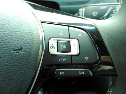 Used 2021 Volkswagen Tiguan SE image 39