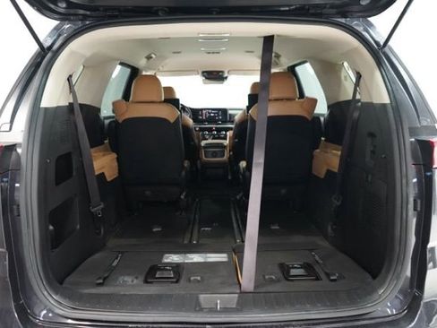 Used 2022 Kia Carnival LX image 35