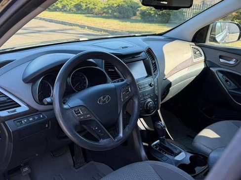 Used 2017 Hyundai Santa Fe SE image 13