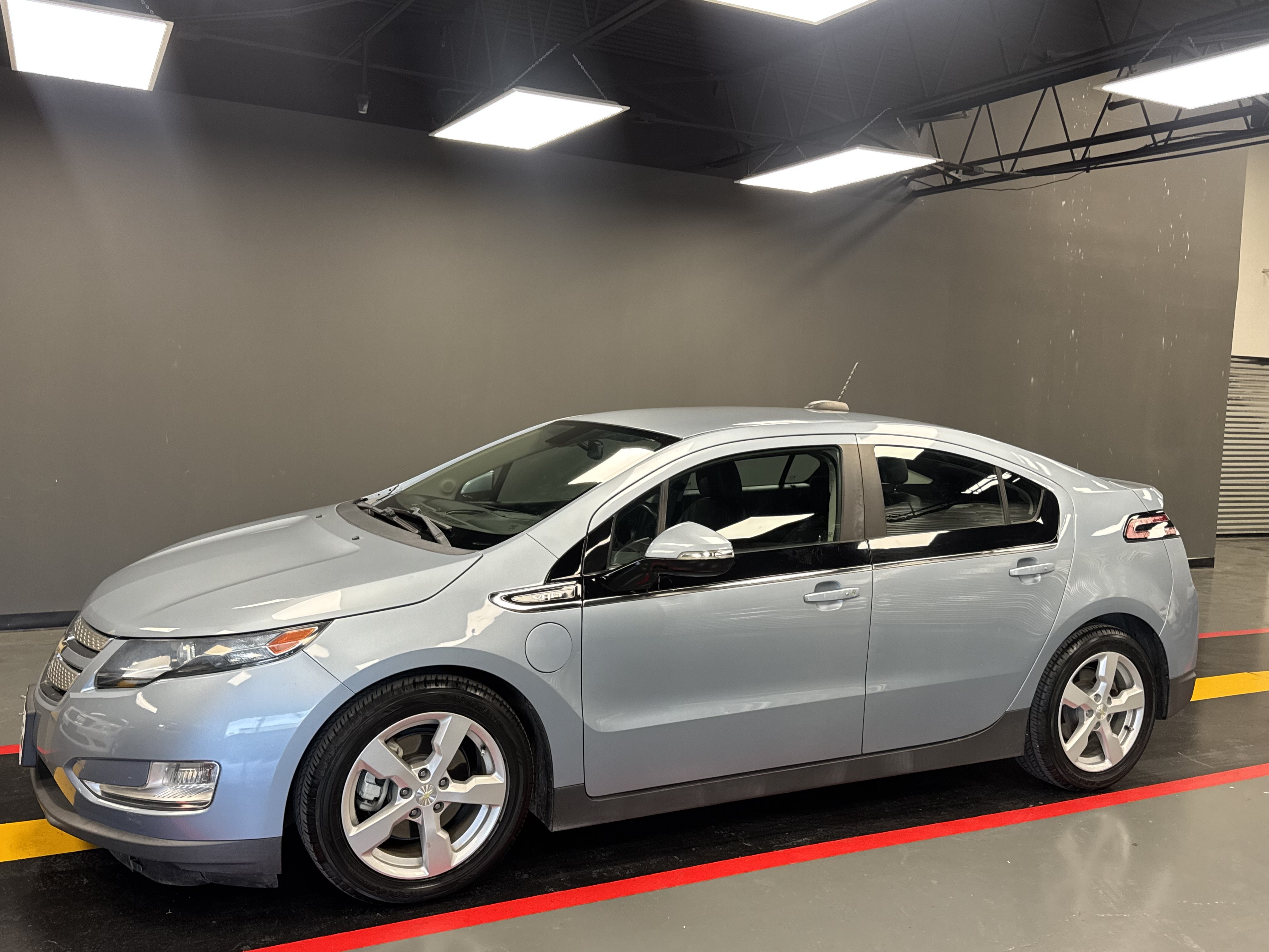 Used 2015 Chevrolet Volt Premium w/ Premium Trim Package FWD image 2