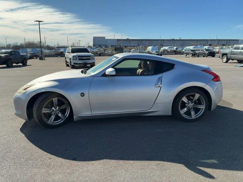 Used 2009 Nissan 370Z Touring image 4