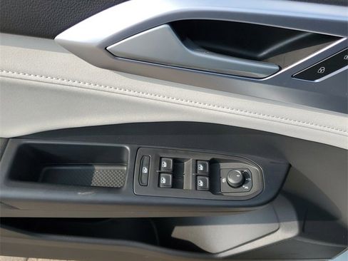 Used 2025 Volkswagen Taos SE image 10