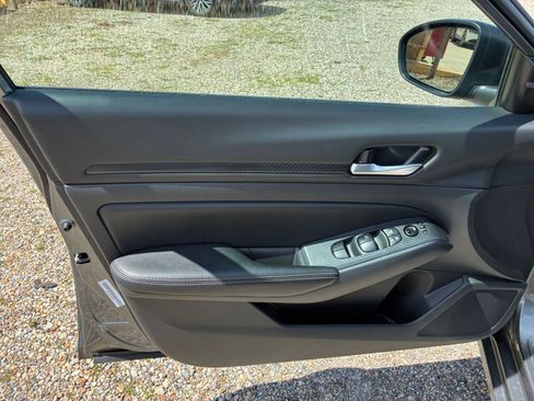Used 2025 Nissan Altima 2.5 SV FWD image 15