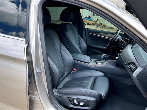 Used 2019 BMW 530i w/ Convenience Package image 9