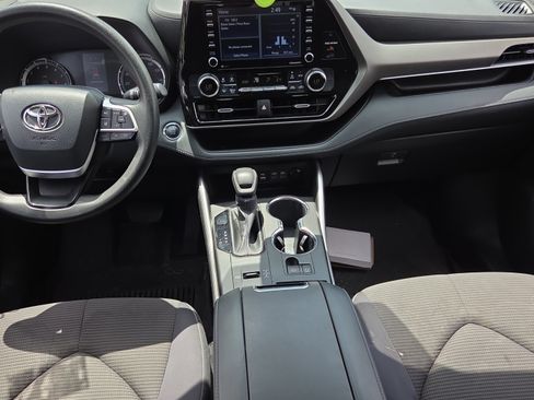 Used 2022 Toyota Highlander L FWD image 12