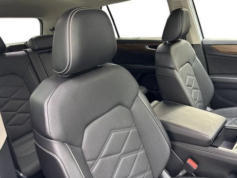Used 2024 Volkswagen Atlas SE w/ Panoramic Sunroof Package FWD image 48