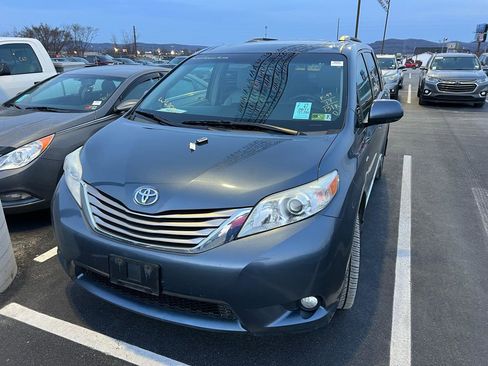 Used 2017 Toyota Sienna XLE Premium image 1