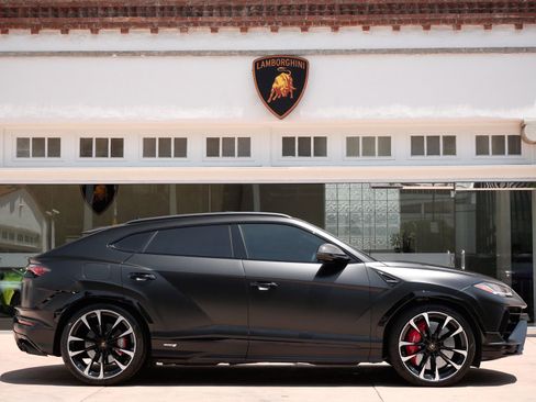 Used 2023 Lamborghini Urus S AWD/4WD image 2