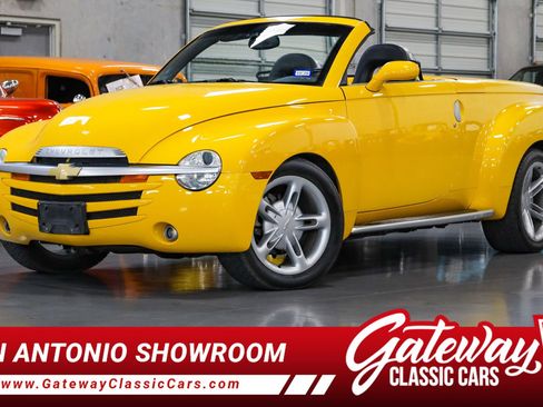 Used 2004 Chevrolet SSR w/ Preferred Equipment Group image 1