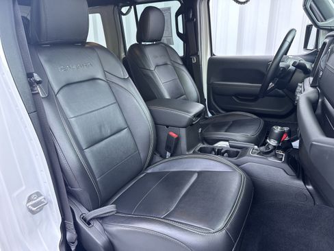 Used 2021 Jeep Wrangler Sahara w/ Cold Weather Group image 11