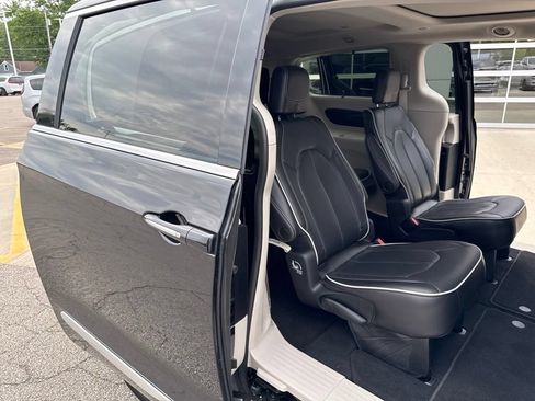 Used 2023 Chrysler Pacifica Limited AWD/4WD image 38