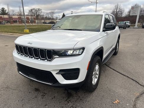 Certified 2025 Jeep Grand Cherokee Laredo w/ Luxury Tech Group I image 7