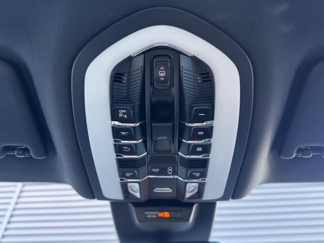 Used 2023 Porsche Macan AWD/4WD image 26