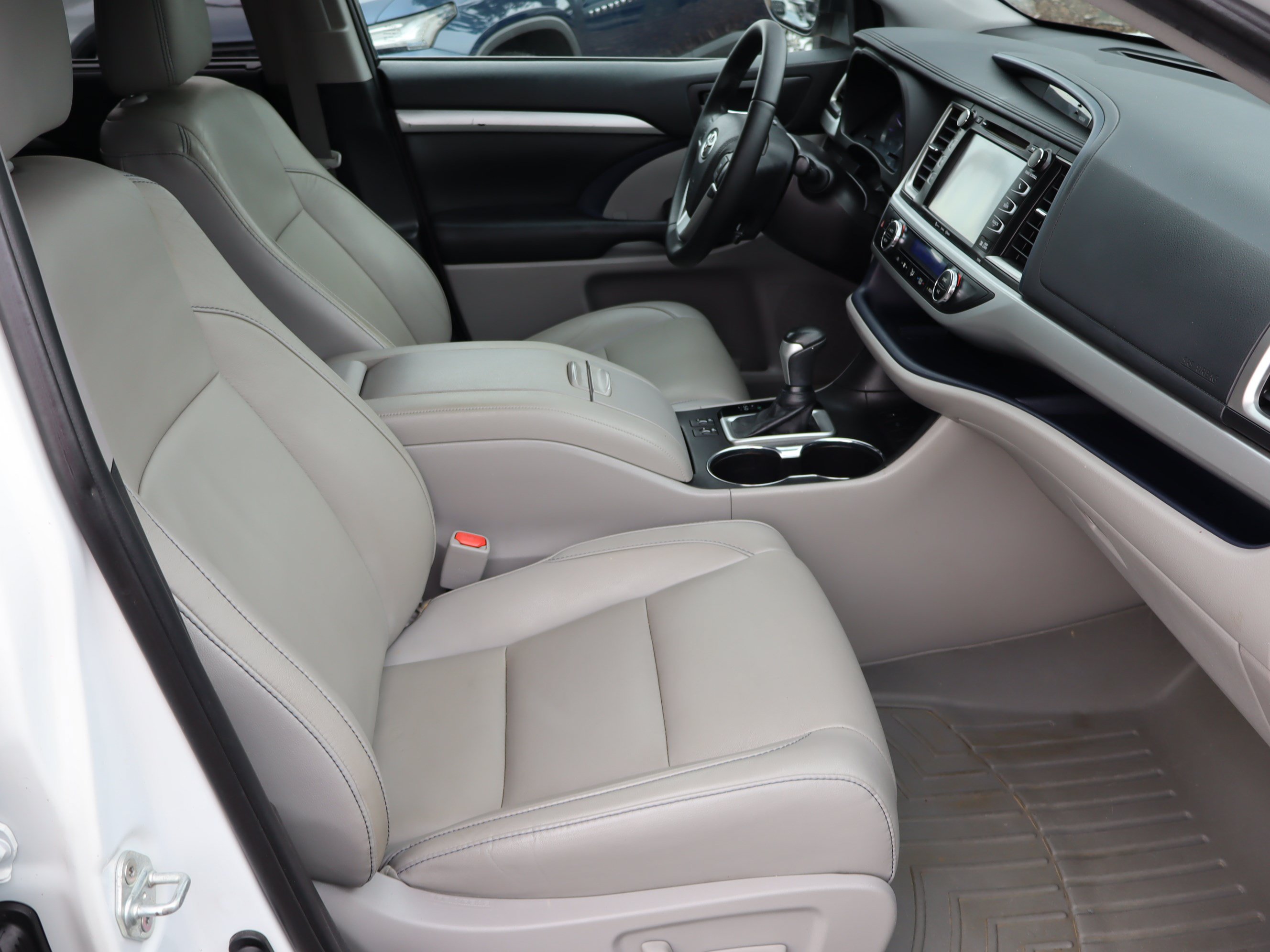 Used 2019 Toyota Highlander XLE FWD image 40