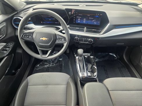 Used 2025 Chevrolet Trax LT FWD image 25