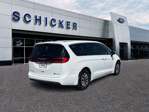 Used 2023 Chrysler Pacifica Touring-L FWD image 2