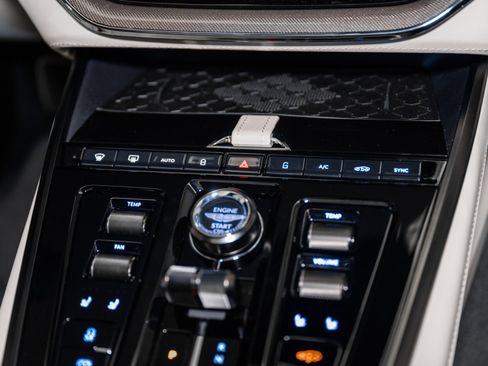 Used 2025 Aston Martin DBX 707 image 30