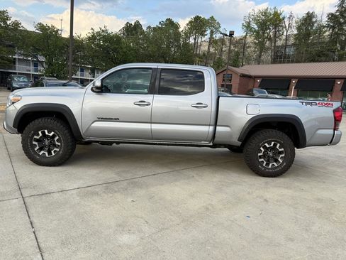 Used 2019 Toyota Tacoma TRD Off-Road w/ Technology Package image 2