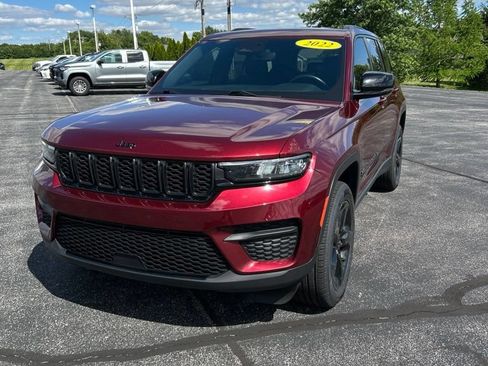 Used 2022 Jeep Grand Cherokee Altitude AWD/4WD image 5