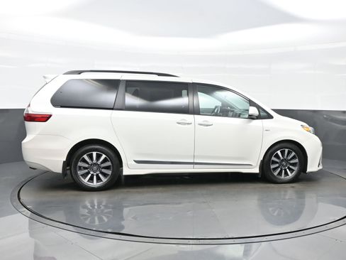 Used 2020 Toyota Sienna XLE w/ XLE Navigation Package AWD/4WD image 7