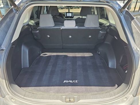 Used 2021 Toyota RAV4 XLE w/ Convenience Package FWD image 18