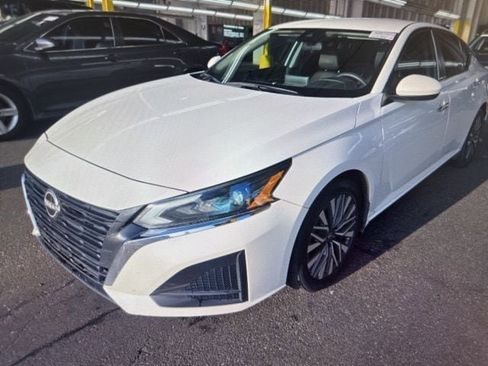 Used 2023 Nissan Altima 2.5 SV image 3