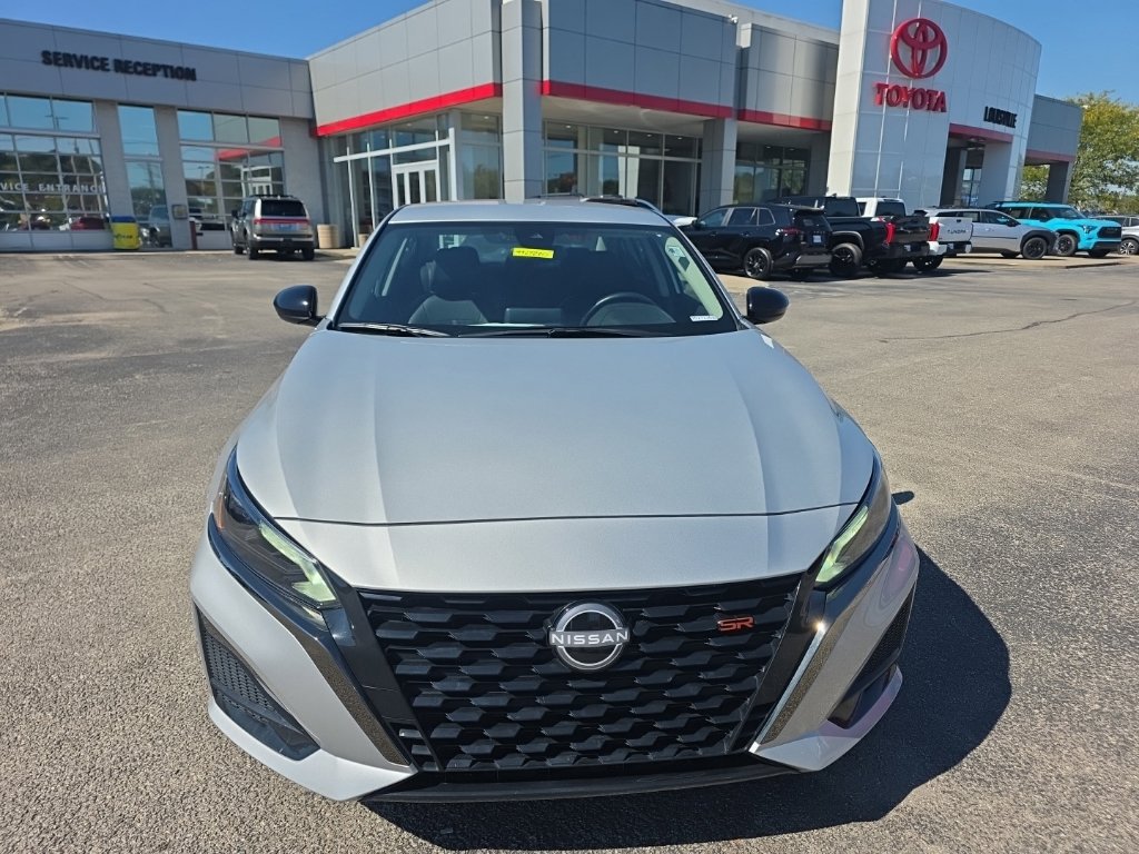 Used 2025 Nissan Altima 2.5 SR FWD image 2