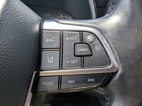 Used 2021 Toyota Highlander XSE AWD/4WD image 25