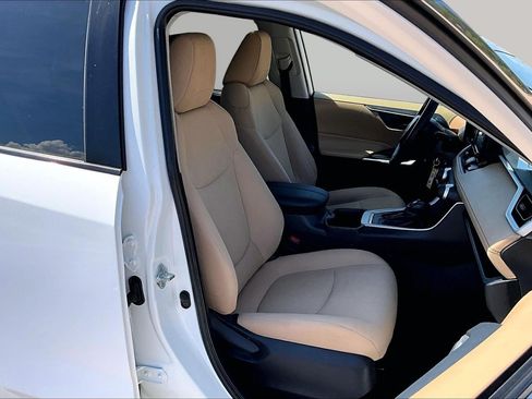 Used 2022 Toyota RAV4 LE FWD image 7