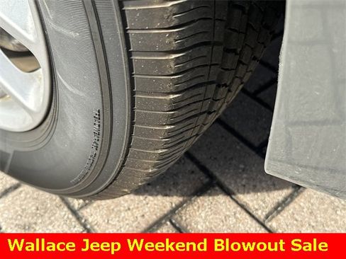 Used 2023 Chrysler Pacifica Touring-L image 13