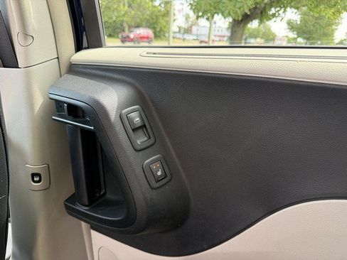 Used 2015 Chrysler Town & Country Touring-L w/ Driver Convenience Group FWD image 17