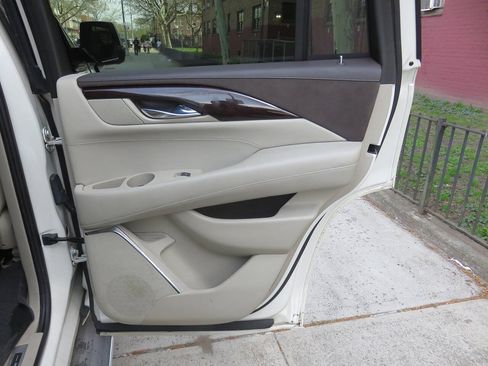 Used 2015 Cadillac Escalade Luxury AWD/4WD image 32