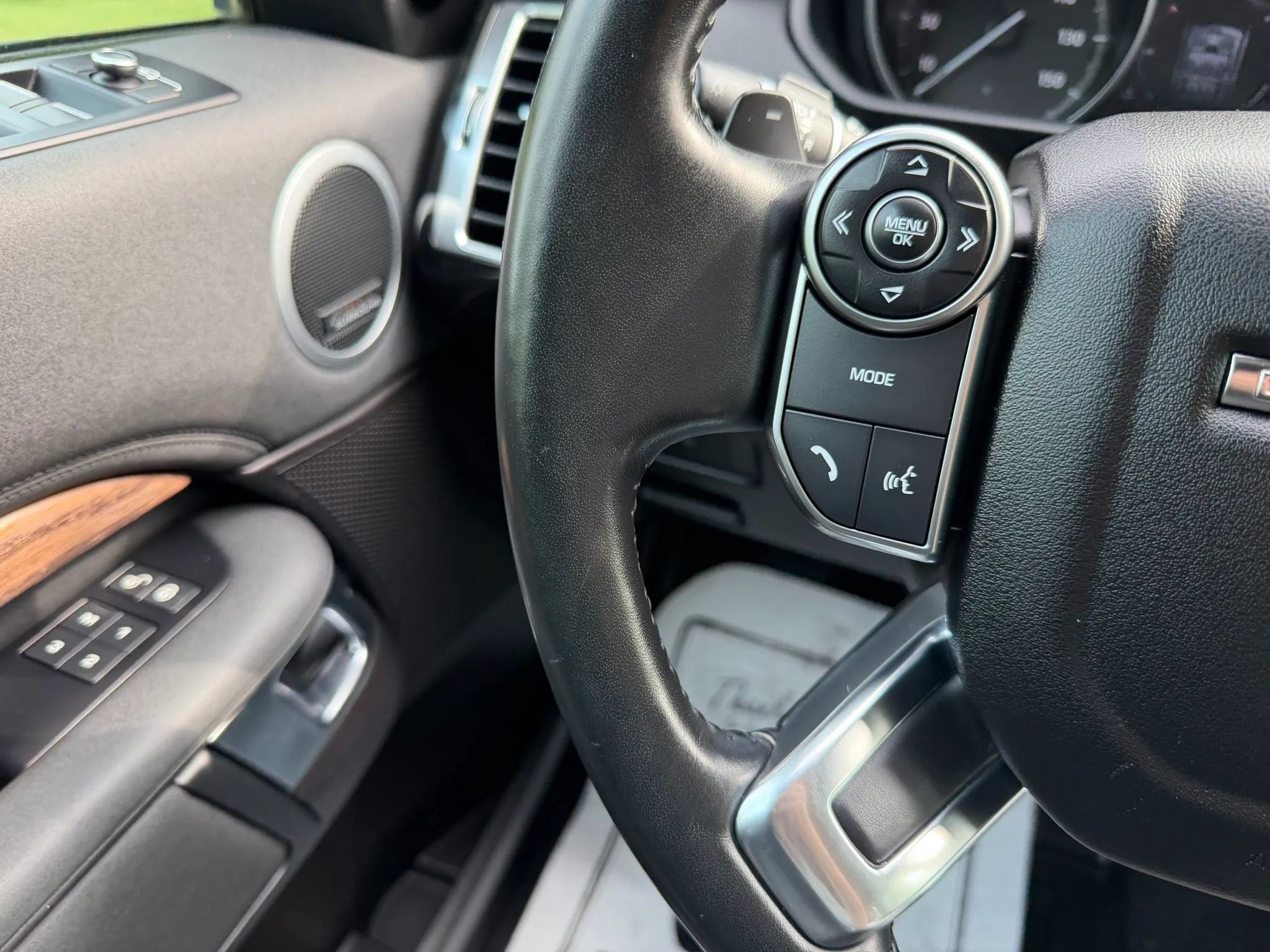 Used 2017 Land Rover Discovery HSE AWD/4WD image 28