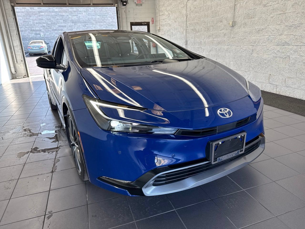 Used 2025 Toyota Prius XLE FWD image 2