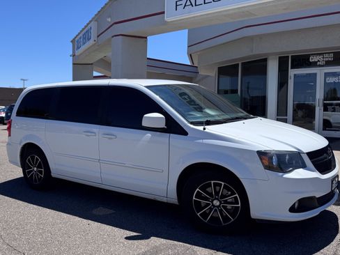 Used 2016 Dodge Grand Caravan SXT FWD image 2